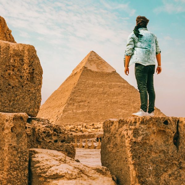 Turista-hombre-parado-delante-de-la-pirámide-de-Khafre