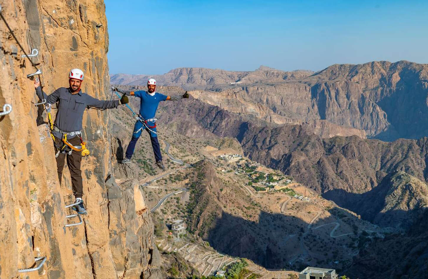 Grande Immagine Di Turisti Che Scalano Montagne In Oman